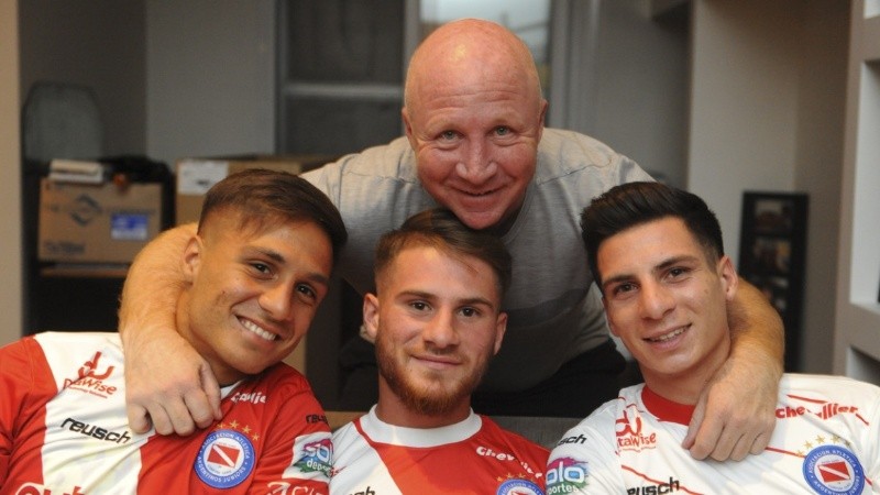 Mac Allister junto con sus hijos futbolistas.