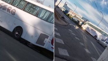 Aseguran que los colectivos estacionados en la angosta mano de Carballo hacia el centro generan problemas.