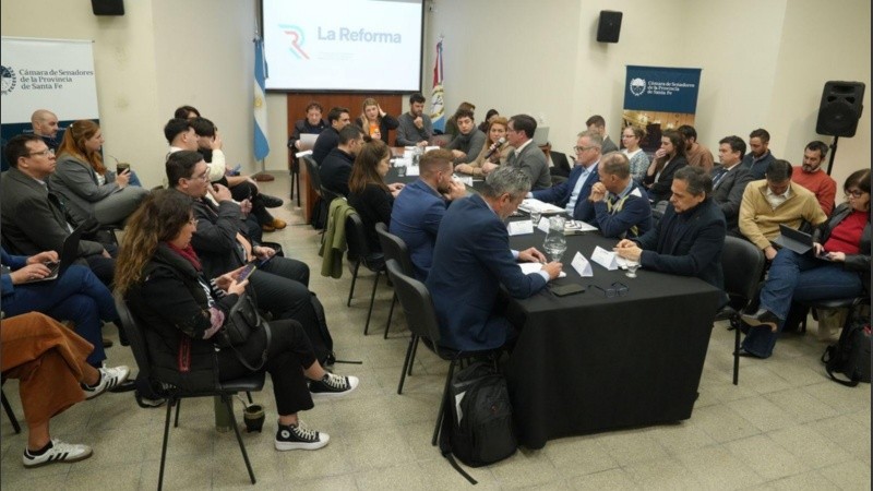 La comisión que discute autonomía municipal se reunió en la sede del Gobierno provincial en Rosario.