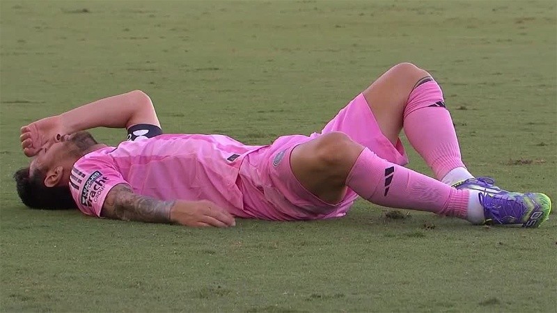 La Pulga en el piso y sin poder recuperarse.