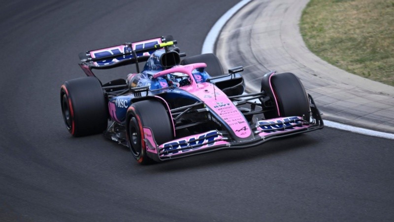 El Alpine de Colapinto girando sobre el circuito de Hungría.