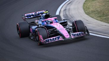 El Alpine de Colapinto girando sobre el circuito de Hungría.