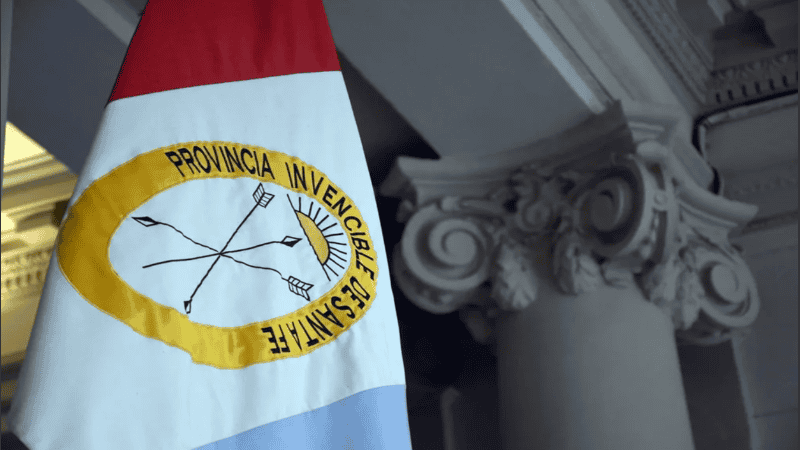 La insignia de Santa Fe cuenta con un óvalo amarillo en su centro que reza 