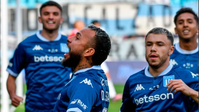 Duván Vergara abrió la goleda de Racing en la cancha de Lanús.