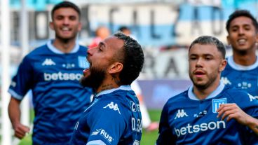 Duván Vergara abrió la goleda de Racing en la cancha de Lanús.