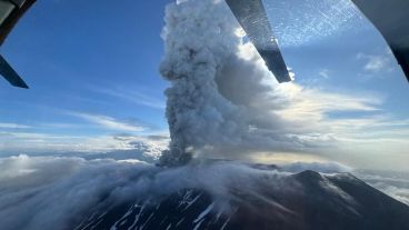 Una de las impactantes imágenes del volcán Krashenínnikov en erupción.