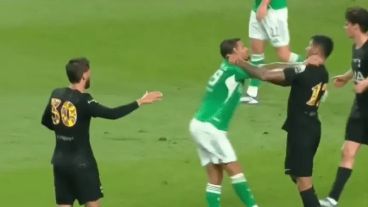 Una imagen del cruce entre Romero y Guimarães durante el amistoso del domingo en Seúl.