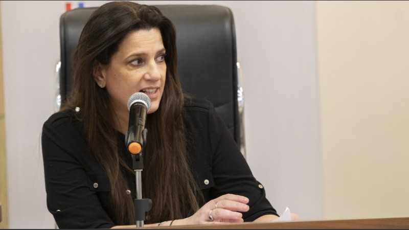 Solange Bobbett, jefa de la Oficina Municipal del Consumidor (OMC), participó de la audiencia pública celebrada en el Concejo municipal de Rosario.