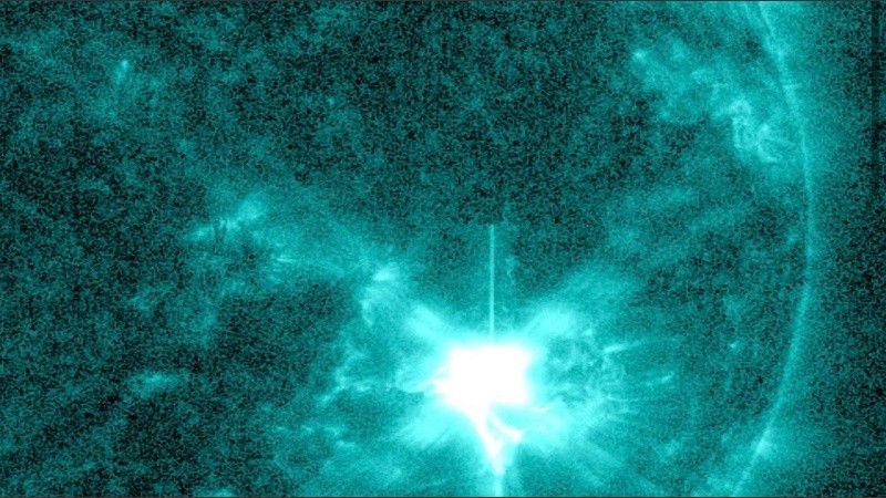 Las erupciones solares son explosiones de radiación que ocurren en la atmósfera solar.