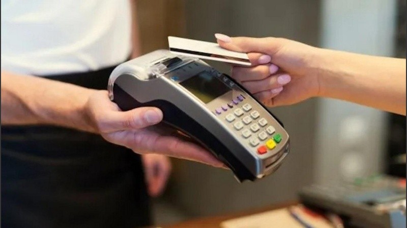 En cuanto a la cantidad de operaciones, las compras con crédito subieron un 10% interanual, mientras que las transacciones con débito se redujeron un 19,4%.