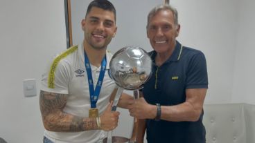 Ignacio y Miguel Russo con la Copa de la Liga 2023 que ganó Rosario Central.