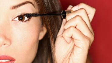 "Uno de los errores más frecuentes que vemos en el consultorio es maquillar la llamada ‘línea de agua’ o el borde interno del párpado", explicaron.