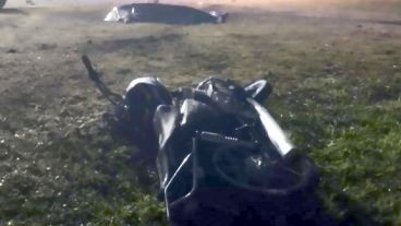 La moto de la víctima en la Ruta Nacional 8 y una parte de la Nissan.