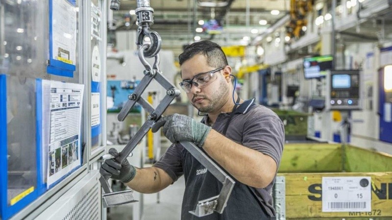 La actividad económica cayó un 1,7% interanual en abril según el Indec.