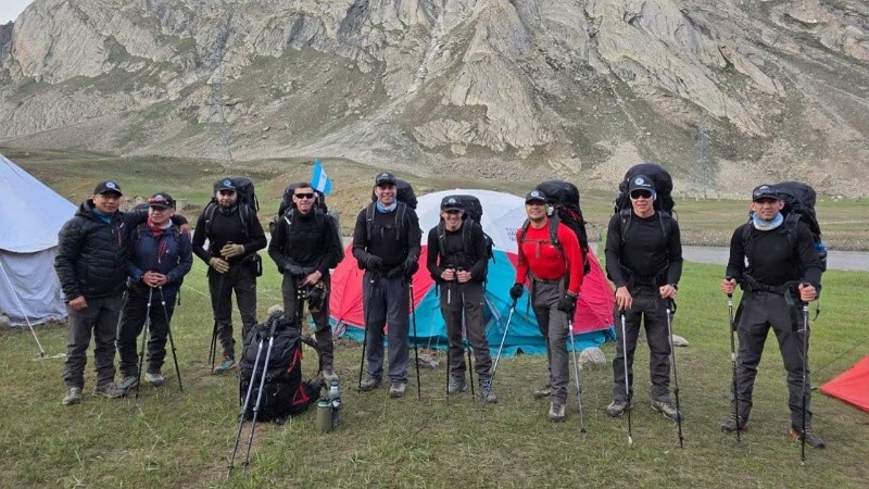 Miembros del Ejército Argentino concluyeron una histórica expedición hasta la cima del Monte Kun en el Himalaya.