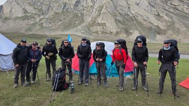 Miembros del Ejército Argentino concluyeron una histórica expedición hasta la cima del Monte Kun en el Himalaya.