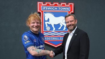 Ed Sheeran junto a Mark Ashton Mark, presidente y director ejecutivo de Ipswich Town.