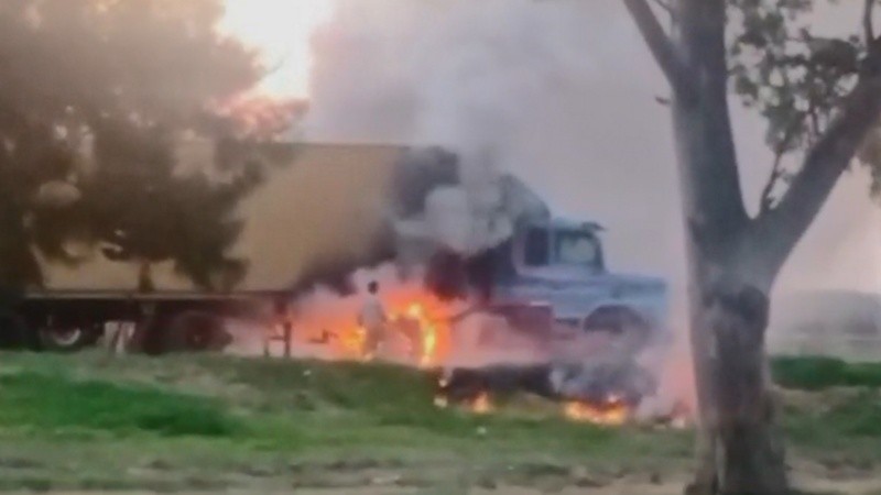 El camionero luchaba contra el avance de las llamas.