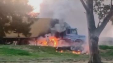 El camionero luchaba contra el avance de las llamas.