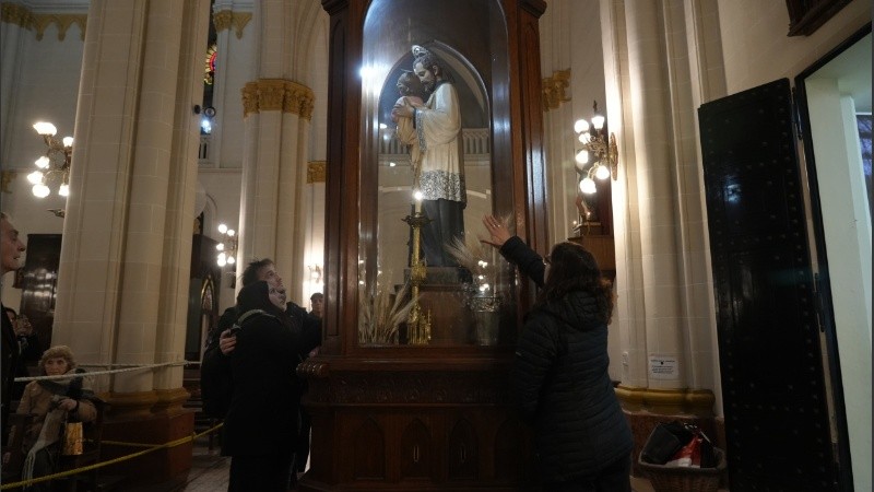 Paz, pan y trabajo en Rosario: estampas de la celebración de San Cayetano