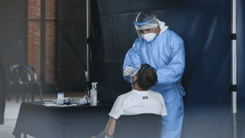 Ante la presencia de síntomas. el especialista recomendó consultar a un médico y completar esquemas de vacunación.