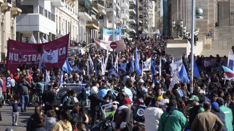 Las columnas bajando hacia el Monumento este jueves