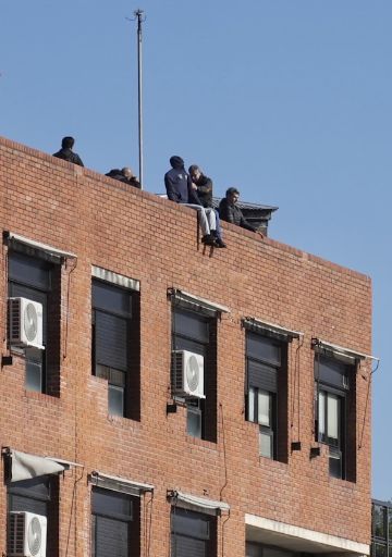 Cuatro caídas y el policía que llamó al 911: así fue la reconstrucción de la muerte de Giovani Mvogo