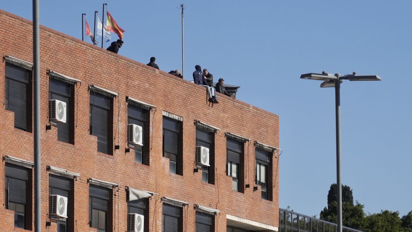 Cuatro caídas y el policía que llamó al 911: así fue la reconstrucción de la muerte de Giovani Mvogo