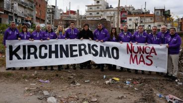 La foto de campaña en Villa Celina en La Matanza. Aparecen Sebastián Pareja, Patricia Bullrich, Oscar Liberman, Diego Valenzuela, Karina Milei, Gonzalo Cabezas, Javier Milei, Maximiliano Bondarenko, Natalia Blanco, Alejandro Speroni, Guillermo Montenegro, Francisco Adorni, José Luis Espert y Cristian Ritondo.