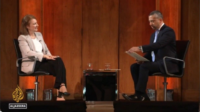 La excanciller Diana Mondino y el periodista Mehdi Hasan, de la cadena de noticias Al Jazeera English.