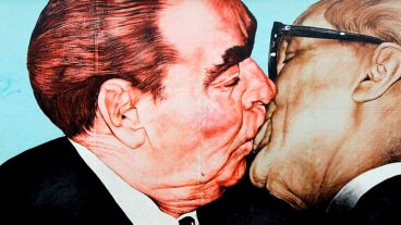 Leonidas Brezhnev y Erich Honecker. El beso comunista que selló la reunificación alemana en 1979.