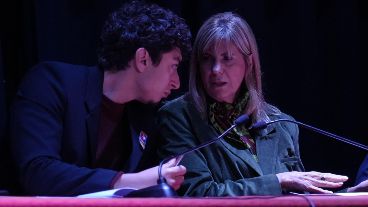 La presidenta y el secretario de la Comisión de Declaraciones, Derechos y Garantías, en acción.