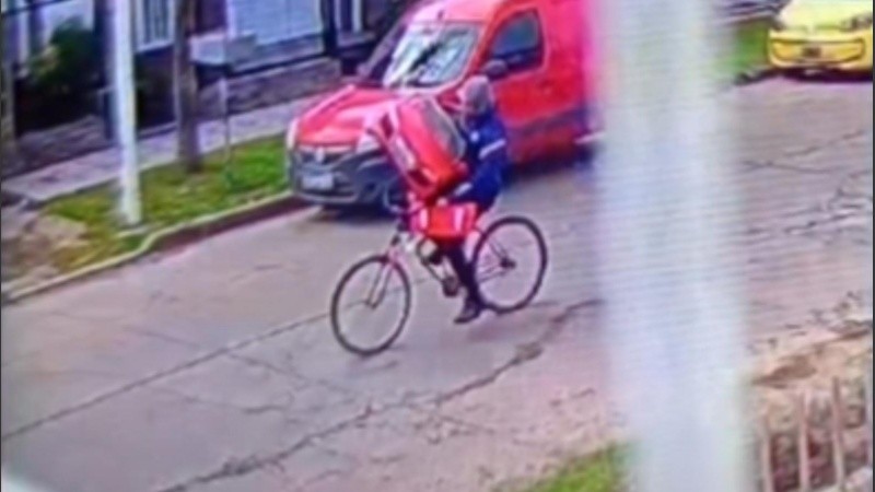 Captura de pantalla del video donde se ve al delincuente huir con el autito del nene.