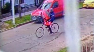 Captura de pantalla del video donde se ve al delincuente huir con el autito del nene.