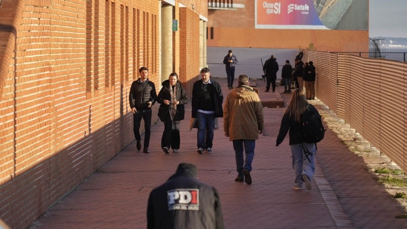 La fiscal Mariana Prunotto y su equipo supervisaron las tareas de simulación de caídas de un maniquí en altura.