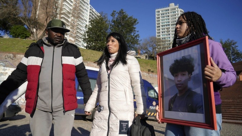 El papá, la mamá y una hermana de Giovani Mvogo que piden 