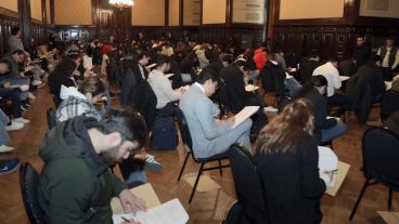 La mayoría de los postulantes, en su mayoría extranjeros, quedaron fuera del proceso luego de no alcanzar los requisitos en la nueva instancia, según confirmaron fuentes oficiales.