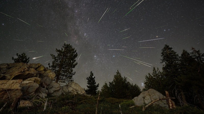 Del 12 al 13 de agosto acompañará al fenómeno visual planetario el pico de actividad de las Perseidas.