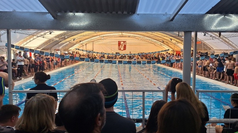 La pileta del club Echesortu colmada de gente aplaudiendo y enviando energías a Matías.
