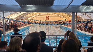 La pileta del club Echesortu colmada de gente aplaudiendo y enviando energías a Matías.