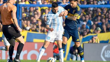"Maravilla" y Paredes, en la puja por la pelota.