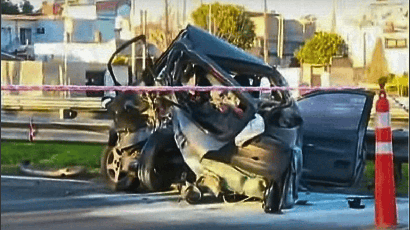 El vehículo fue embestido y se prendió fuego. Producto del hecho una rueda salió disparada hacia otro vehículo.