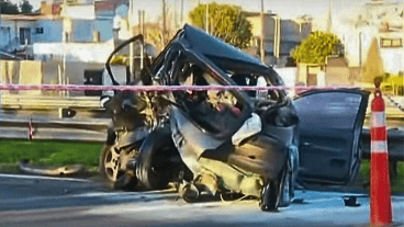 El vehículo fue embestido y se prendió fuego. Producto del hecho una rueda salió disparada hacia otro vehículo.