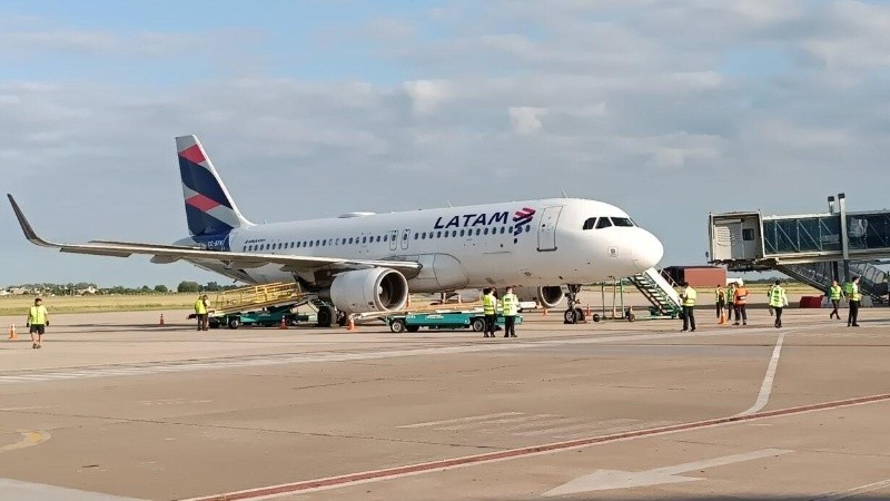 Latam volvió a Rosario con el vuelo a Lima y pronto retomará San Pablo.