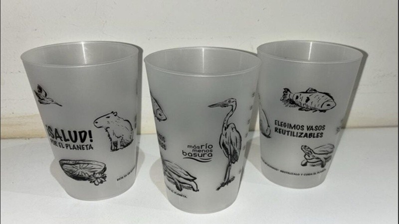 La iniciativa busca desincentivar el uso de vasos descartables con estos reutilizables de entrega gratuita.
