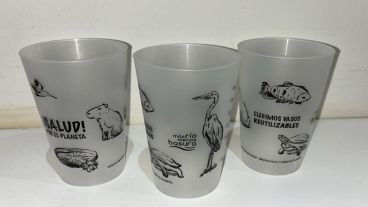 La iniciativa busca desincentivar el uso de vasos descartables con estos reutilizables de entrega gratuita.