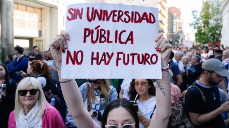 Los docentes de la UNR y la UTN reclaman una recomposición salarial.