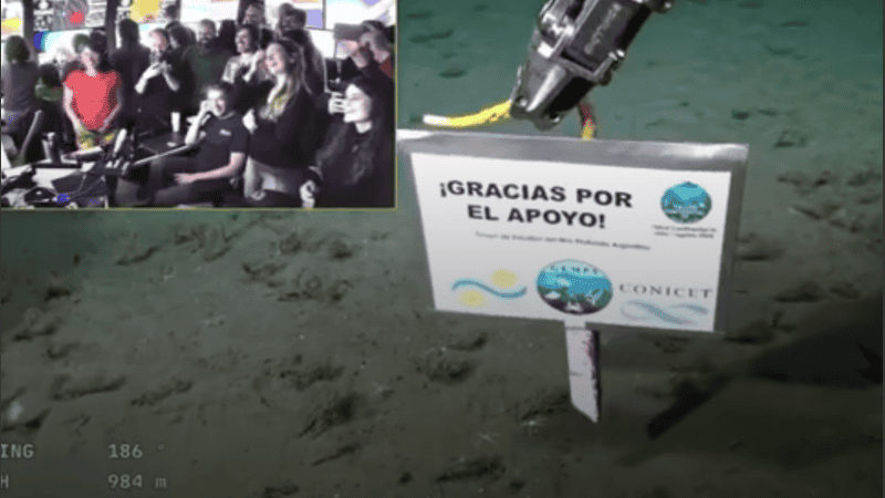 El equipo de investigadores colocó un cartel de agradecimiento al apoyo social durante su última expedición.