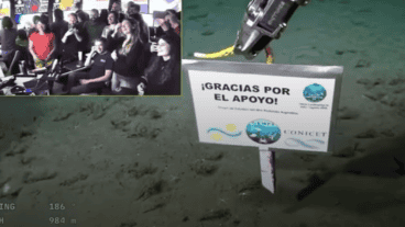 El equipo de investigadores colocó un cartel de agradecimiento al apoyo social durante su última expedición.