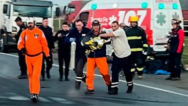 El momento del rescate de Tadeo, el bebé de por entonces tres meses luego del choque.